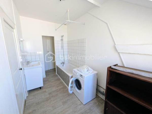 Exclusivité - BSK Immobilier - Au cœur de FOUGERES 35300, dans un environnement commerçant dynamique et recherché, découvrez cet immeuble de rapport alliant emplacement de premier lieu et potentiel patrimonial. 

Ce bien composé de 2 cellules commerciales et 2 appartements comprend : 

Au RDC : une cellule commerciale de 65m² avec vitrine avec une entrée, un espace bureau/ accueil vitrine, une salle de réunion, une kitchenette, WC un bureau avec accès extérieur partagé
Chauffage électrique, actuellement loué 

Une deuxième cellule commerciale de 130m² avec un bureau avec vitrine, un open space/grand bureau, un palier reception avec WC, 2 bureaux
Au sous sol, un espace partagé avec kitchenette, une grande salle de réunion avec accès extérieur partagé 
Chauffage électrique, actuellement loué 

Au 1er étage : 1 appartement de 75m² avec une pièce de vie agréable et lumineuse, une cuisine aménagée et équipée, 2 chambres, salle d'eau et WC
Double vitrage chauffage gaz de ville, actuellement louée

Au 2ème étage : 1 appartement de 76,5 m² avec une pièce de vie spacieuse, cuisine séparée aménagée et équipée, 2 chambres, salle d'eau avec WC
Double vitrage chauffage gaz de ville, actuellement louée

Ensemble du bâtiment entretenu avec accès commun pour les appartements (équipés d'interphones), belle cour extérieur exposée SUD, caves

Idéal investisseur avec un ensemble clés en main pour un revenu total de 2700€ TTC.

Les plus : clés en main, investissement, emplacement, pas de travaux, ...