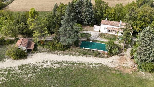 Ardèche. Chomérac. Une propriété rare dans un écrin de verdure.
