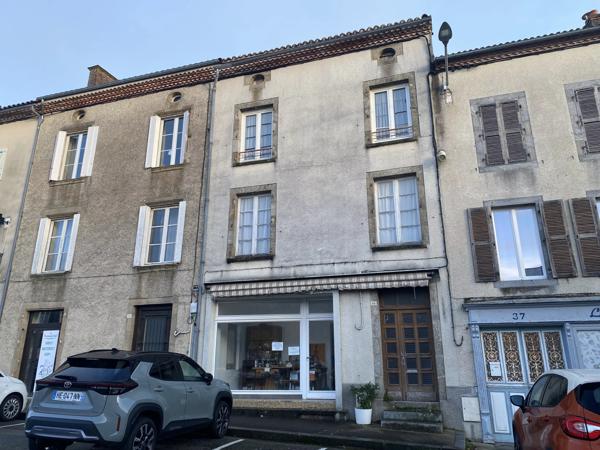 Jolie maison de ville à finir de rénover dans le centre du Dorat