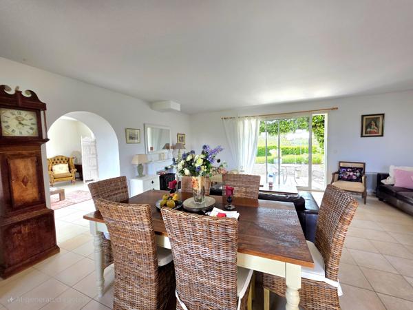Villa lumineuse et spacieuse de 3 chambres et 3 salles de bain avec vue sur le pigeonnier et la campagne
