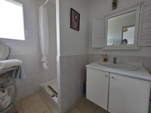 Villa lumineuse et spacieuse de 3 chambres et 3 salles de bain avec vue sur le pigeonnier et la campagne