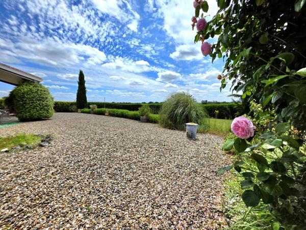 Villa lumineuse et spacieuse de 3 chambres et 3 salles de bain avec vue sur le pigeonnier et la campagne