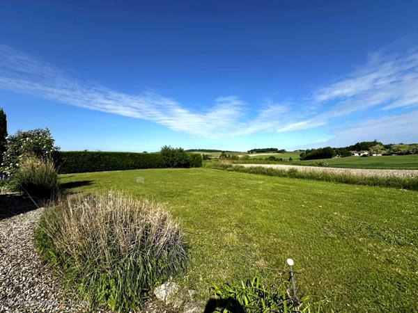 Villa lumineuse et spacieuse de 3 chambres et 3 salles de bain avec vue sur le pigeonnier et la campagne