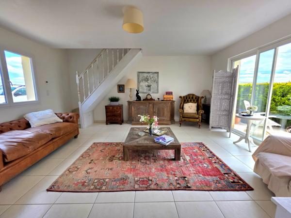Villa lumineuse et spacieuse de 3 chambres et 3 salles de bain avec vue sur le pigeonnier et la campagne