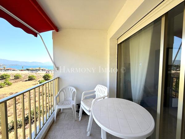 Appartement avec un bel aperçu mer