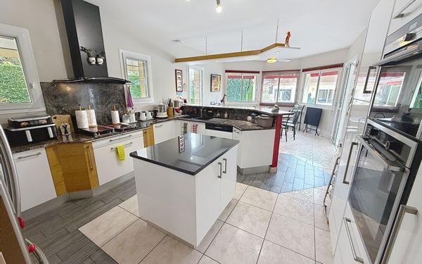 Maison à vendre    6 pièces • 266 m2 Lescar