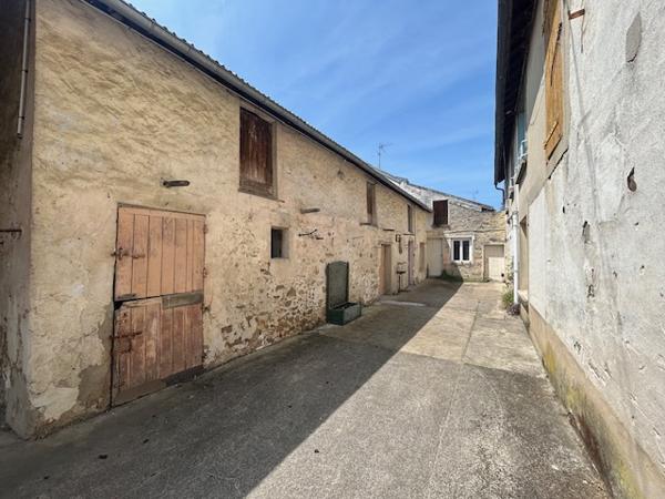Marcoussis (91460) MARCOUSSIS - Investissement - Ensemble immobilier d'env. 300 m2 - 2 appartements + dépendances brutes et grang