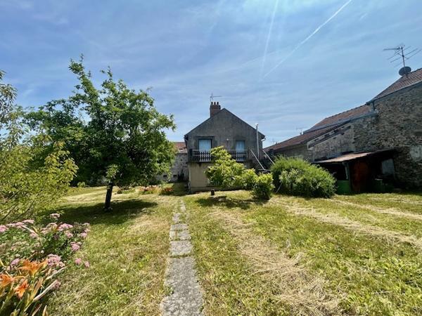 Marcoussis (91460) MARCOUSSIS - Investissement - Ensemble immobilier d'env. 300 m2 - 2 appartements + dépendances brutes et grang