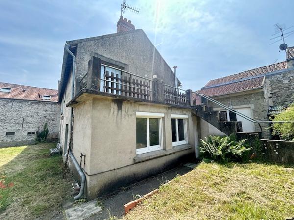 Marcoussis (91460) MARCOUSSIS - Investissement - Ensemble immobilier d'env. 300 m2 - 2 appartements + dépendances brutes et grang