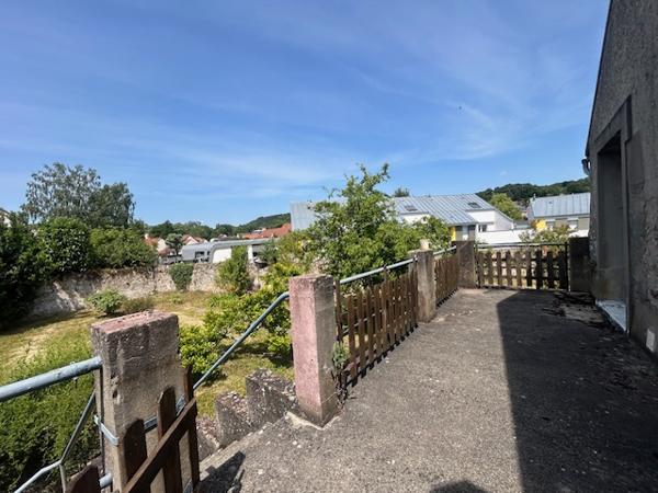 Marcoussis (91460) MARCOUSSIS - Investissement - Ensemble immobilier d'env. 300 m2 - 2 appartements + dépendances brutes et grang