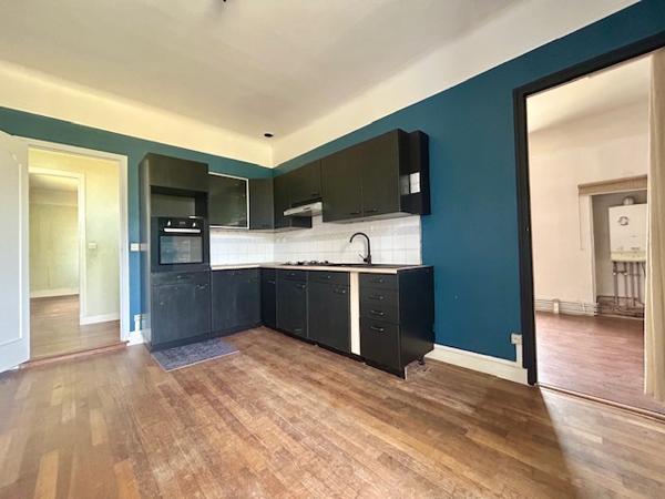 Marcoussis (91460) MARCOUSSIS - Investissement - Ensemble immobilier d'env. 300 m2 - 2 appartements + dépendances brutes et grang