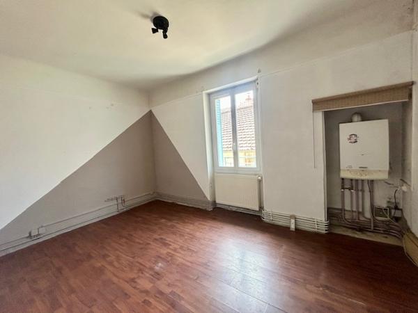 Marcoussis (91460) MARCOUSSIS - Investissement - Ensemble immobilier d'env. 300 m2 - 2 appartements + dépendances brutes et grang