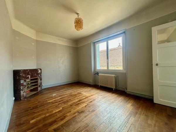 Marcoussis (91460) MARCOUSSIS - Investissement - Ensemble immobilier d'env. 300 m2 - 2 appartements + dépendances brutes et grang