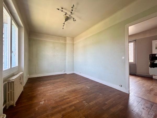 Marcoussis (91460) MARCOUSSIS - Investissement - Ensemble immobilier d'env. 300 m2 - 2 appartements + dépendances brutes et grang