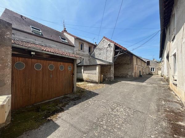 Marcoussis (91460) MARCOUSSIS - Investissement - Ensemble immobilier d'env. 300 m2 - 2 appartements + dépendances brutes et grang