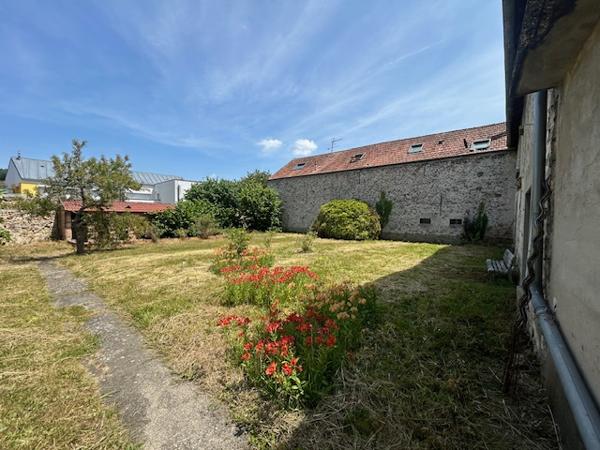 Marcoussis (91460) MARCOUSSIS - Investissement - Ensemble immobilier d'env. 300 m2 - 2 appartements + dépendances brutes et grang