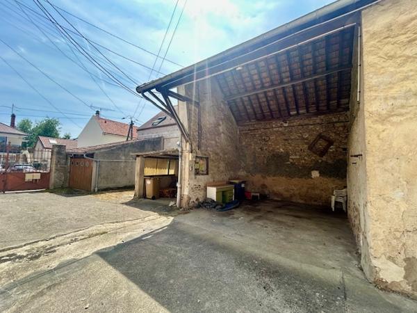 Marcoussis (91460) MARCOUSSIS - Investissement - Ensemble immobilier d'env. 300 m2 - 2 appartements + dépendances brutes et grang