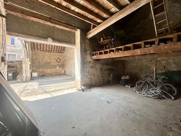 Marcoussis (91460) MARCOUSSIS - Investissement - Ensemble immobilier d'env. 300 m2 - 2 appartements + dépendances brutes et grang