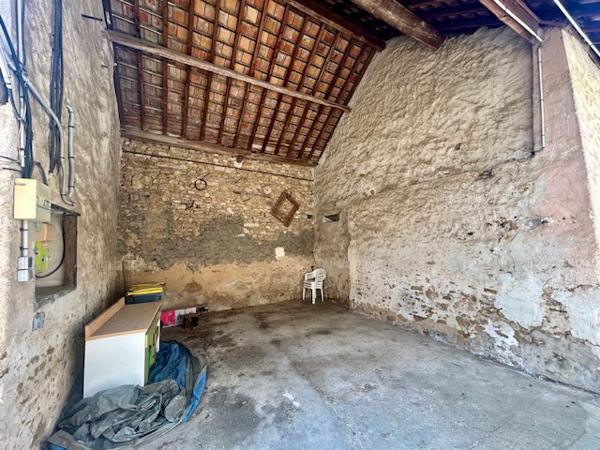 Marcoussis (91460) MARCOUSSIS - Investissement - Ensemble immobilier d'env. 300 m2 - 2 appartements + dépendances brutes et grang