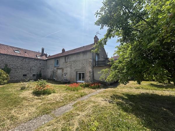 Marcoussis (91460) MARCOUSSIS - Investissement - Ensemble immobilier d'env. 300 m2 - 2 appartements + dépendances brutes et grang