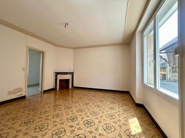 Marcoussis (91460) MARCOUSSIS - Investissement - Ensemble immobilier d'env. 300 m2 - 2 appartements + dépendances brutes et grang