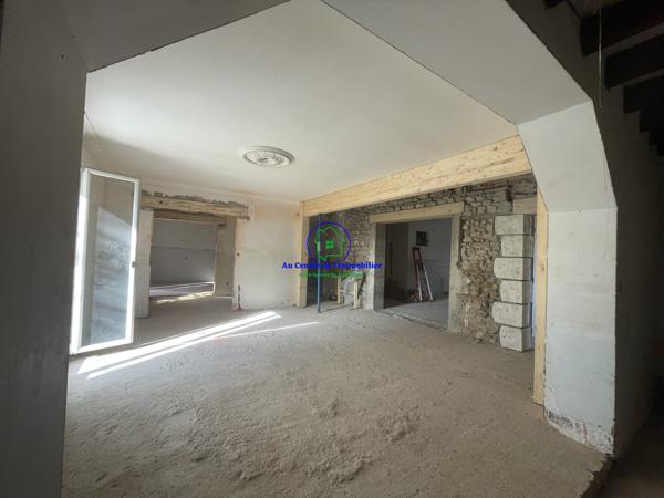 A vendre maison en pierre à rénover sur une parcelle de 2600m² avec hangar et double garage.