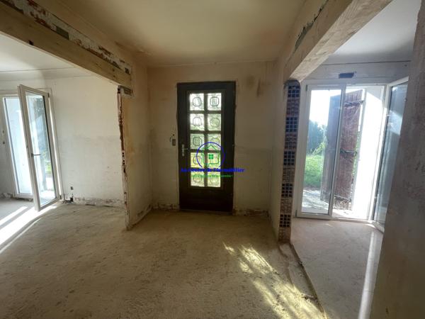 A vendre maison en pierre à rénover sur une parcelle de 2600m² avec hangar et double garage.