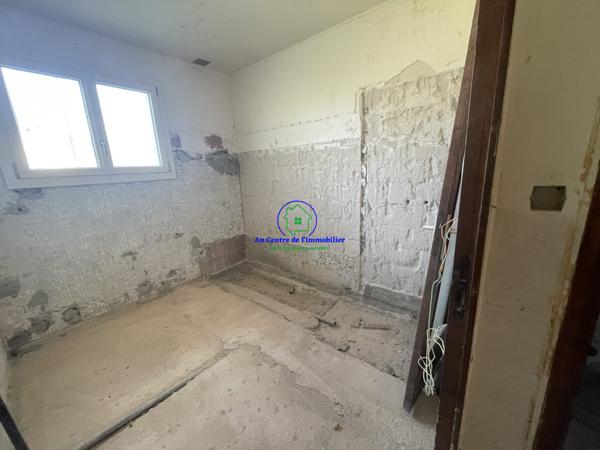 A vendre maison en pierre à rénover sur une parcelle de 2600m² avec hangar et double garage.