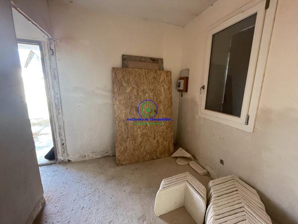 A vendre maison en pierre à rénover sur une parcelle de 2600m² avec hangar et double garage.
