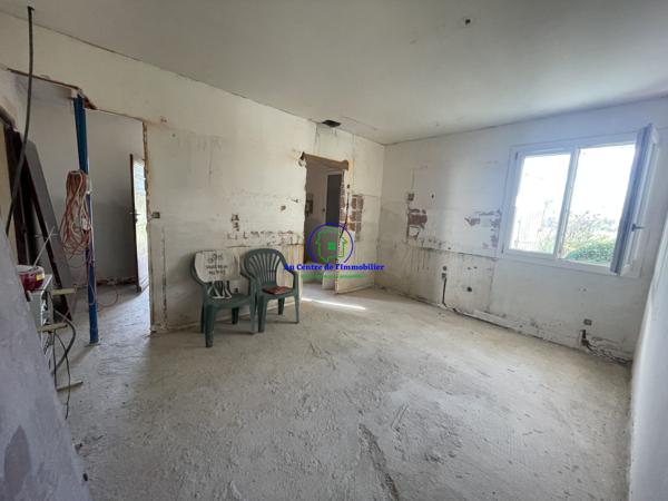 A vendre maison en pierre à rénover sur une parcelle de 2600m² avec hangar et double garage.