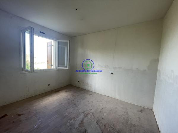 A vendre maison en pierre à rénover sur une parcelle de 2600m² avec hangar et double garage.