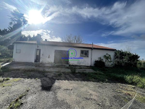 A vendre maison en pierre à rénover sur une parcelle de 2600m² avec hangar et double garage.