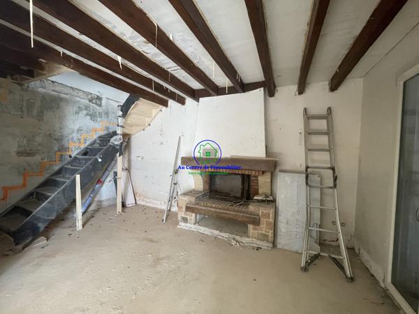 A vendre maison en pierre à rénover sur une parcelle de 2600m² avec hangar et double garage.