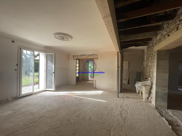 A vendre maison en pierre à rénover sur une parcelle de 2600m² avec hangar et double garage.