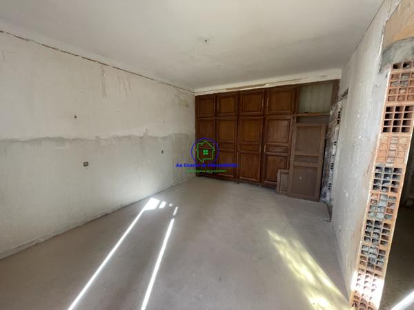 A vendre maison en pierre à rénover sur une parcelle de 2600m² avec hangar et double garage.