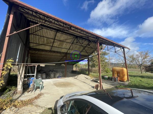 A vendre maison en pierre à rénover sur une parcelle de 2600m² avec hangar et double garage.