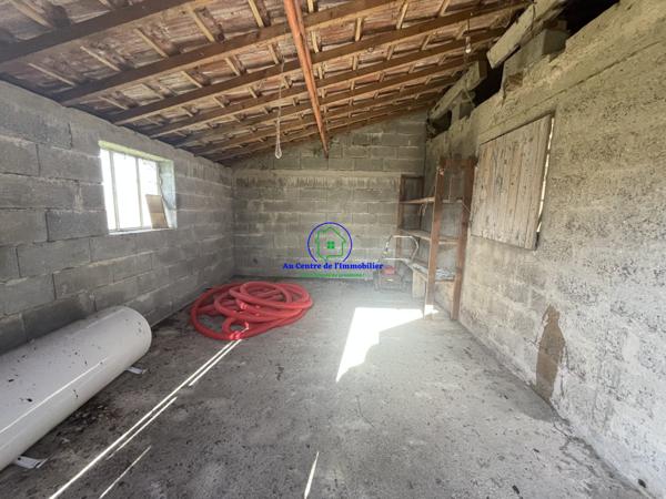 A vendre maison en pierre à rénover sur une parcelle de 2600m² avec hangar et double garage.