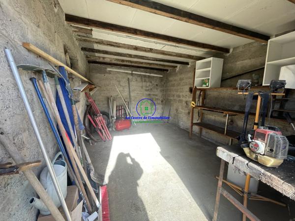 A vendre maison en pierre à rénover sur une parcelle de 2600m² avec hangar et double garage.