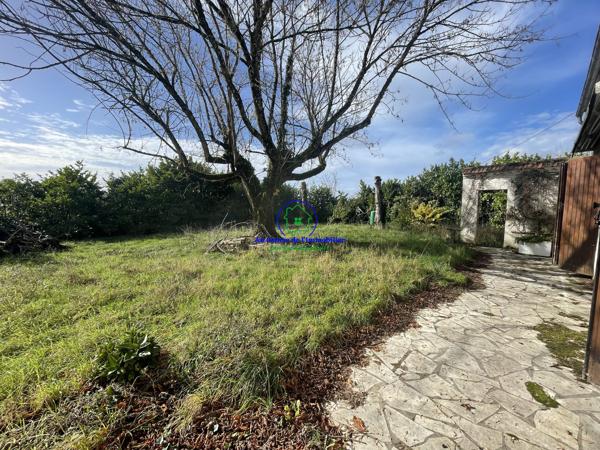 A vendre maison en pierre à rénover sur une parcelle de 2600m² avec hangar et double garage.