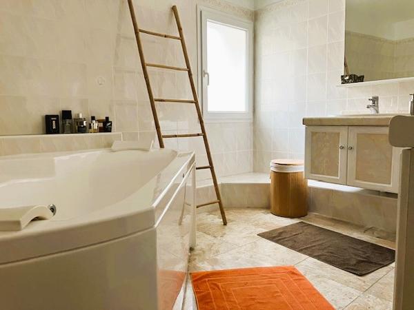 Migron (17770) Spacieuse maison de 225 m² avec piscine couverte, jardin, dépendances et champ truffier – cadre exceptionnel !