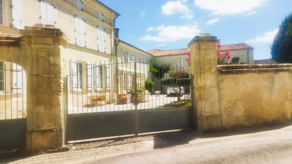 Migron (17770) Spacieuse maison de 225 m² avec piscine couverte, jardin, dépendances et champ truffier – cadre exceptionnel !