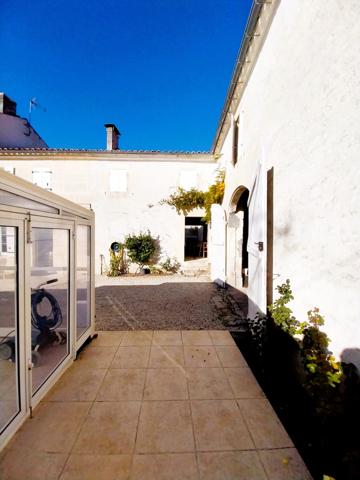 Migron (17770) Spacieuse maison de 225 m² avec piscine couverte, jardin, dépendances et champ truffier – cadre exceptionnel !