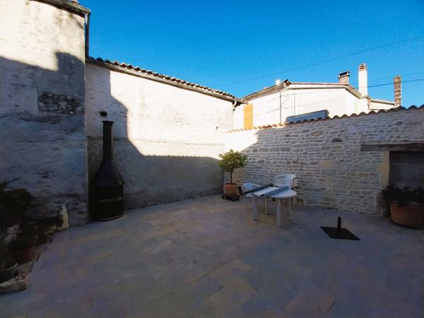 Migron (17770) Spacieuse maison de 225 m² avec piscine couverte, jardin, dépendances et champ truffier – cadre exceptionnel !