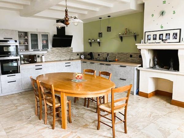 Migron (17770) Spacieuse maison de 225 m² avec piscine couverte, jardin, dépendances et champ truffier – cadre exceptionnel !