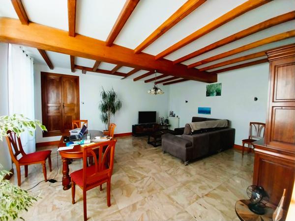 Migron (17770) Spacieuse maison de 225 m² avec piscine couverte, jardin, dépendances et champ truffier – cadre exceptionnel !