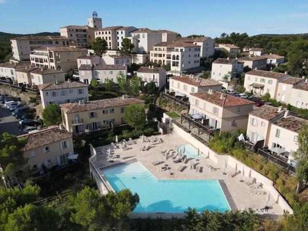 Domaine de Pont royal, BEL APPARTEMENT de 58 m2 REZ DE CHAUSSEE, DOUBLE TERRASSE 40 m2, PARKING SOUS TERRAIN, PISCINE