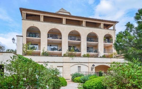 Domaine de Pont royal, BEL APPARTEMENT de 58 m2 REZ DE CHAUSSEE, DOUBLE TERRASSE 40 m2, PARKING SOUS TERRAIN, PISCINE