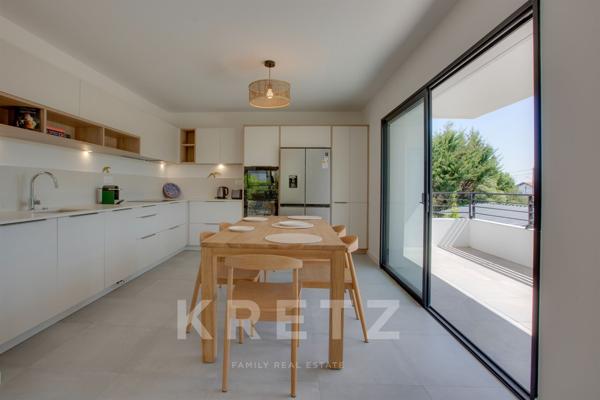 A deux pas des cinq cantons, élegant appartement en rez-de-jardin avec garage, cave et ascenseur