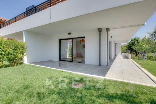 A deux pas des cinq cantons, élegant appartement en rez-de-jardin avec garage, cave et ascenseur