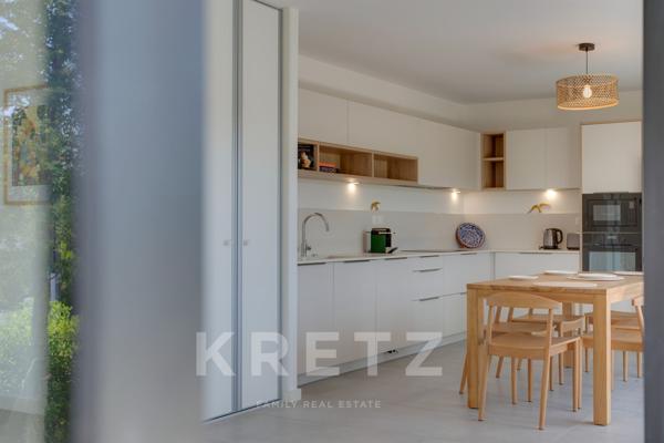 A deux pas des cinq cantons, élegant appartement en rez-de-jardin avec garage, cave et ascenseur